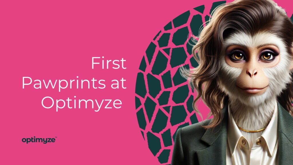 Optimyze Visual: First Pawprints at Optimyze – Banner mit Affen-Charakter im Blazer auf pinkem Hintergrund.
