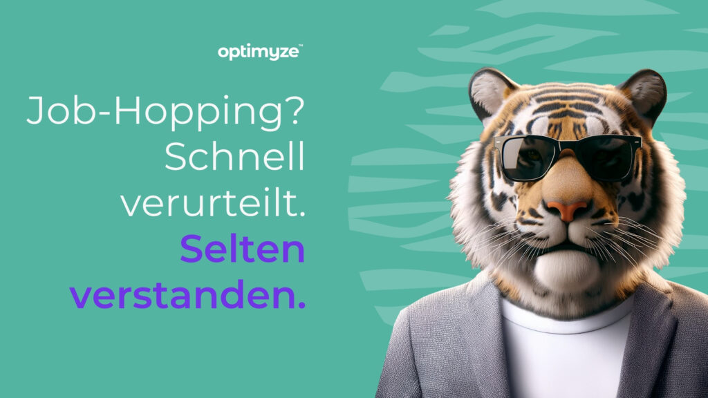 Optimyze Visual: Job-Hopping? Schnell verurteilt, selten verstanden – Banner mit Tiger im Anzug auf grünem Hintergrund.