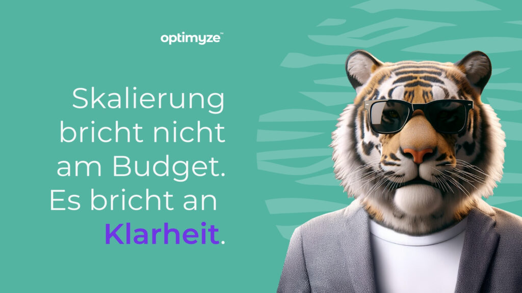 Optimyze Visual: Skalierung bricht nicht am Budget, sondern an Klarheit – Banner mit Tiger im Anzug auf grünem Hintergrund.